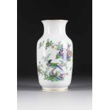 VASE 'INDISCHE FELS-, BLUMEN,- UND VOGELMALEREI' Deutsch, Meissen, 1968 Porzellan, polychrome