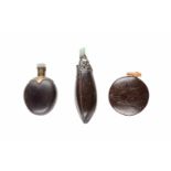DREI SNUFFBOTTLES China, 19. Jh. Kokosnuss, Holz, Jade, Metallmontierung. H. 6 cm-10 cm. Eins mit