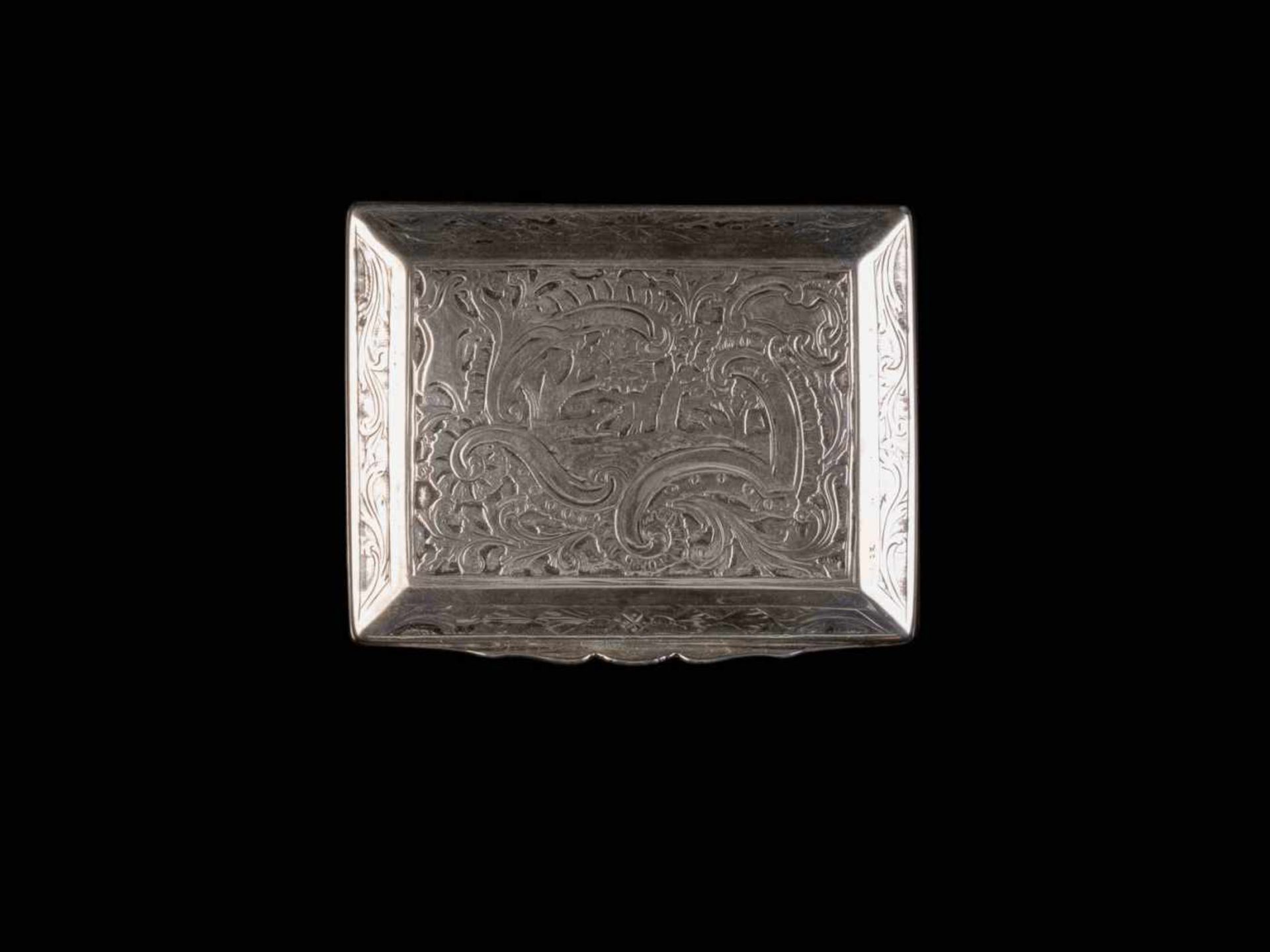 KLEINE ROKOKO-DOSE Wohl Deutsch, um 1760 Silber, getrieben, innen vergoldet. L. 7,6 cm, 110 g.