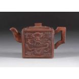 ECKIGE TEEKANNE MIT DRACHENDEKOR China, um 1900 Braune Keramik. H. 9,8 cm. Im Boden gemarkt 'Zhao