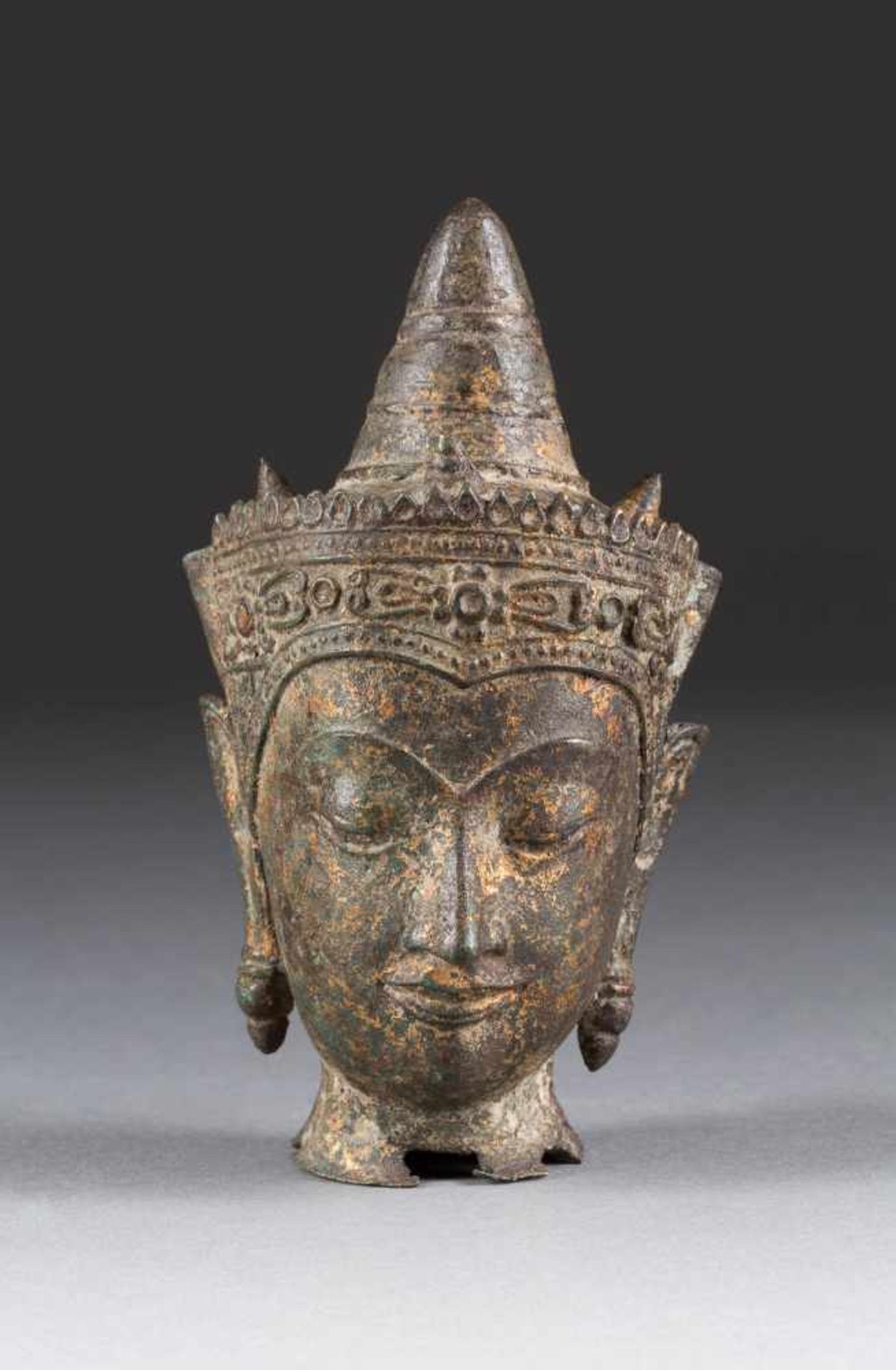 BUDDHA KOPF Thailand, wohl 19. Jh. Bronze. H. ca. 15 cm. Besch., Rest der Vergoldung,