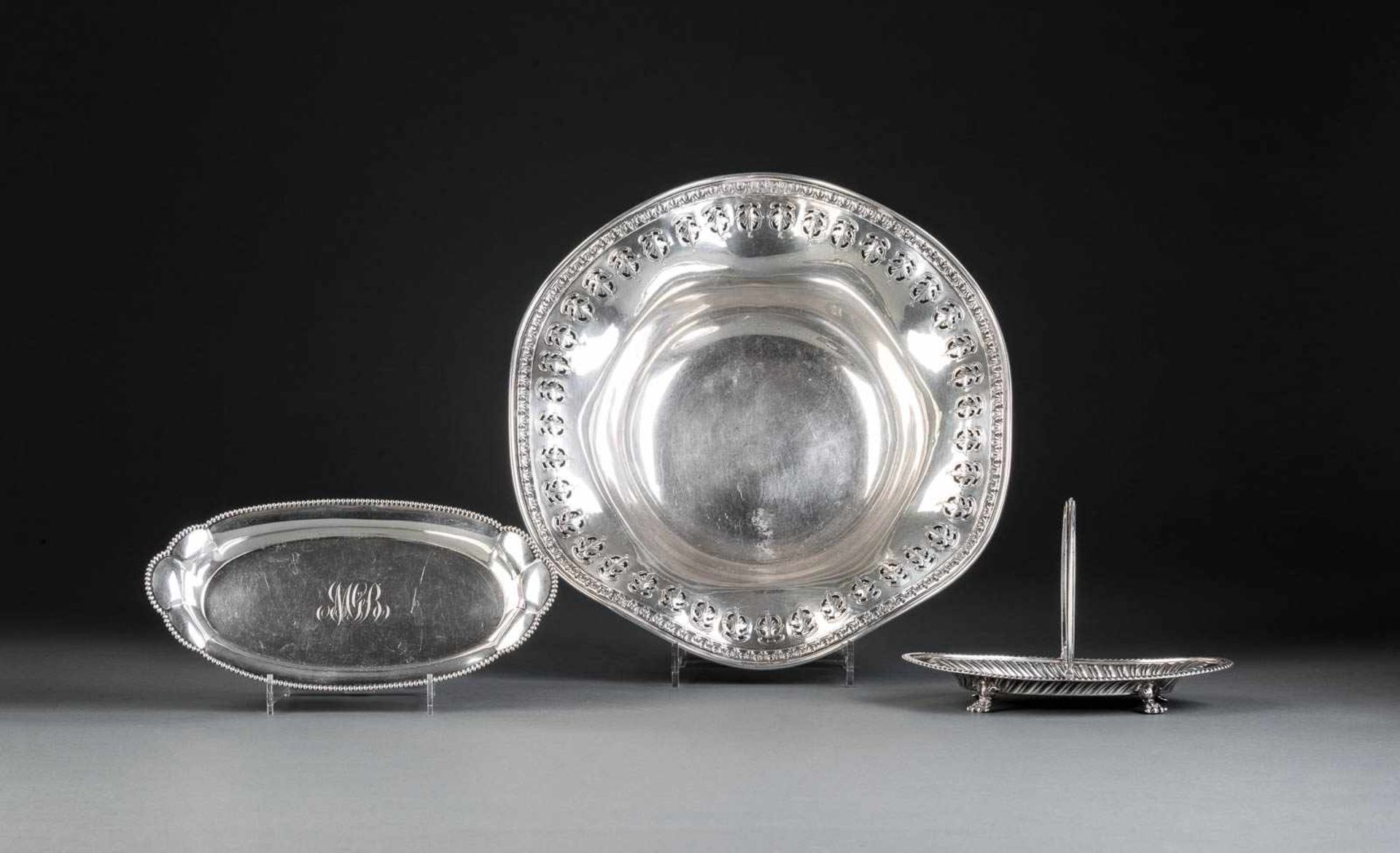 DREI SCHALEN Darunter England, London, 20. Jh. Silber. L. 17,5-29,1 cm, 726 g. Teils punziert mit