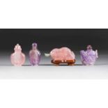 VIER SNUFFBOTTLES China, 20. Jh. Amethyst, Rosenqualz. H. 3,3 cm-5,5 cm. Min. best., Haarrisse,