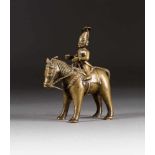 KHANDOBA Westindien, 19./20. Jh. Bronze, Gelbguss. H. 21,2 cm. Der Gott sitzt auf einem mit