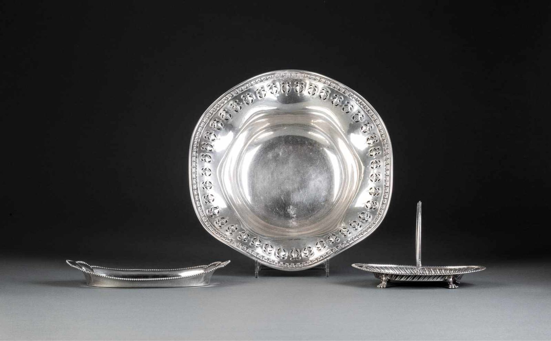 DREI SCHALEN Darunter England, London, 20. Jh. Silber. L. 17,5-29,1 cm, 726 g. Teils punziert mit - Image 2 of 2
