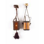 ZWEI PULVERFLASCHEN Tibet, um 1900 Bambus, Leder, Eisen. H. 14,5 cm-15,5 cm. Gebrauchsspuren, min.