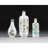 DREI PORZELLAN-SNUFFBOTTLES China, um 1900 Porzellan, polychome Aufglasurbemalung, Lapislazuli,