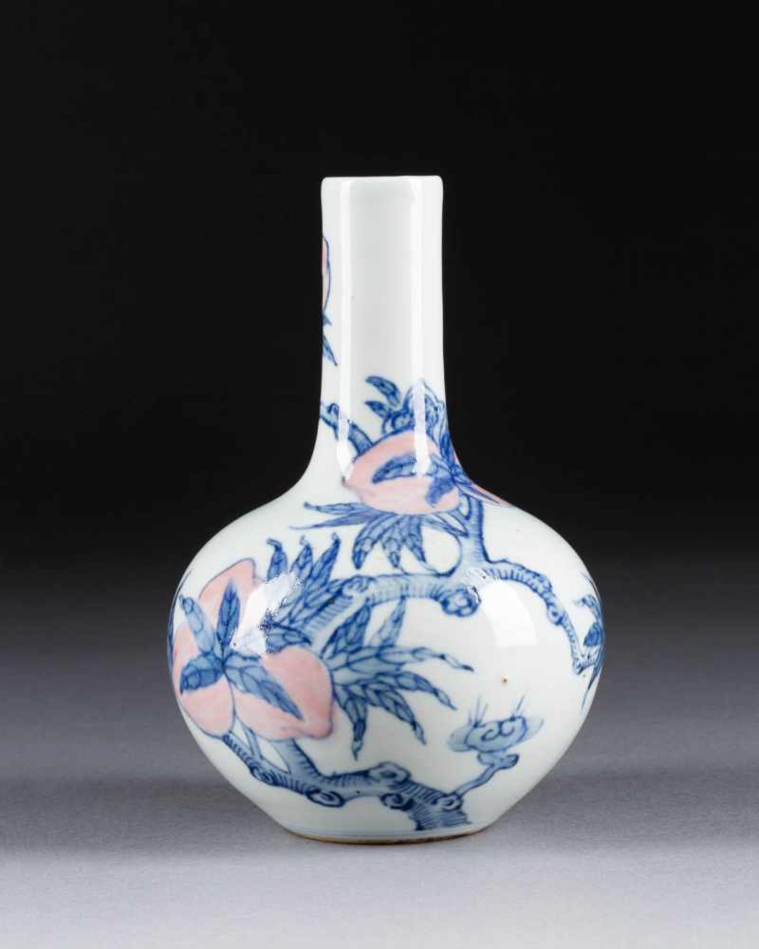 KLEINE VASE MIT PFIRSISCHENDEKOR China, wohl um 1900 Porzellan, unterglasurblaue Malerei. H. 17,5