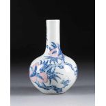 KLEINE VASE MIT PFIRSISCHENDEKOR China, wohl um 1900 Porzellan, unterglasurblaue Malerei. H. 17,5