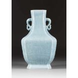 SELTENE ECKIGE VASE China, wohl Republik-Zeit Porzellan, hellblaue Glasur. H. 35,5 cm. Im Boden