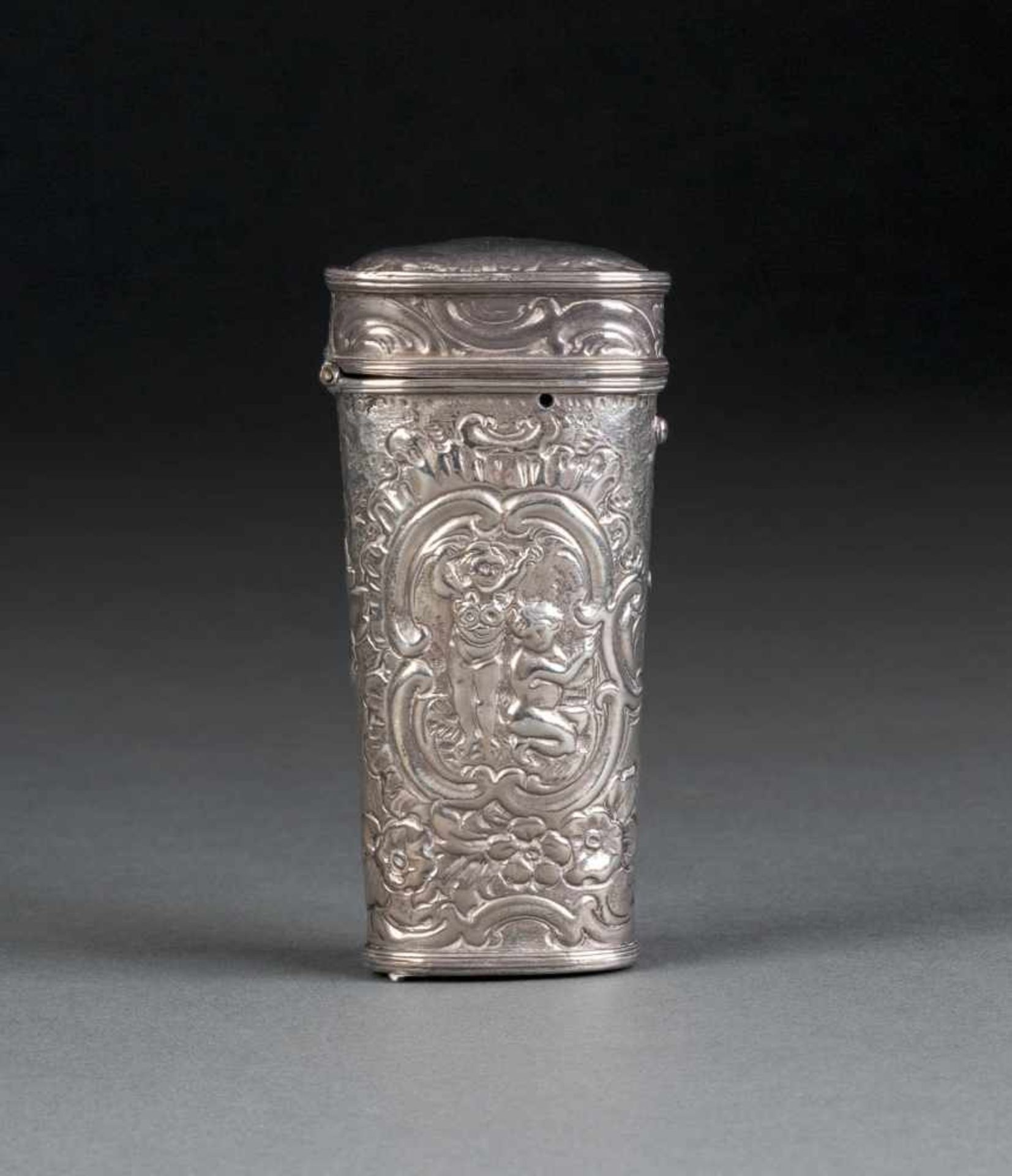 NÄHSET IM SILBERETUI Um 1770 Silber. L. 9,2 cm. Verziert mit Blumen, Rocaillen und Putti. Min.