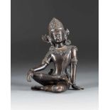 SITZDENDE GOTTHEIT Indien/Nepal, 19. Jh. Bronze, dunkel patiniert. H. 23,8 cm. Ber., alte
