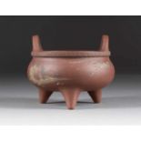 ZISHA-WEIHRAUCHBRENNER China, wohl Republik-Zeit Braune Keramik. H. 11,8 cm. Im Boden