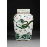 VASE MIT DRACHENDEKOR China, um 1900 Porzellan, polychrome Aufglasurbemalung. H. 33,1 cm. Im Boden