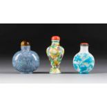 DREI SNUFFBOTTLES China, um 1900 oder früher Porzellan, Glas, Koralle, Tigerauge. H. 7 cm-9 cm.