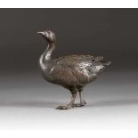 DARSTELLUNG EINES WASSERVOGELS Japan, um 1900 Bronze, dunkel patiniert. H. 16,7 cm. Zeichenmarke '