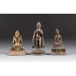 KONVOLUT VON DREI BUDDHA-FIGUREN Tibet und Thailand, 19. Jh. Bronze, teils dunkel patiniert. H. 10,8