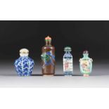 VIER SNUFFBOTTLES China, um 1900 Keramik und Porzellan, Aufglasurbemalung, unterglasurblaue Malerei.