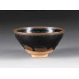 TEESCHALE (JIANZHAN) China, Song-Dynastie Keramik, schwarze Glasur, part. gefärbt, Mündung braun