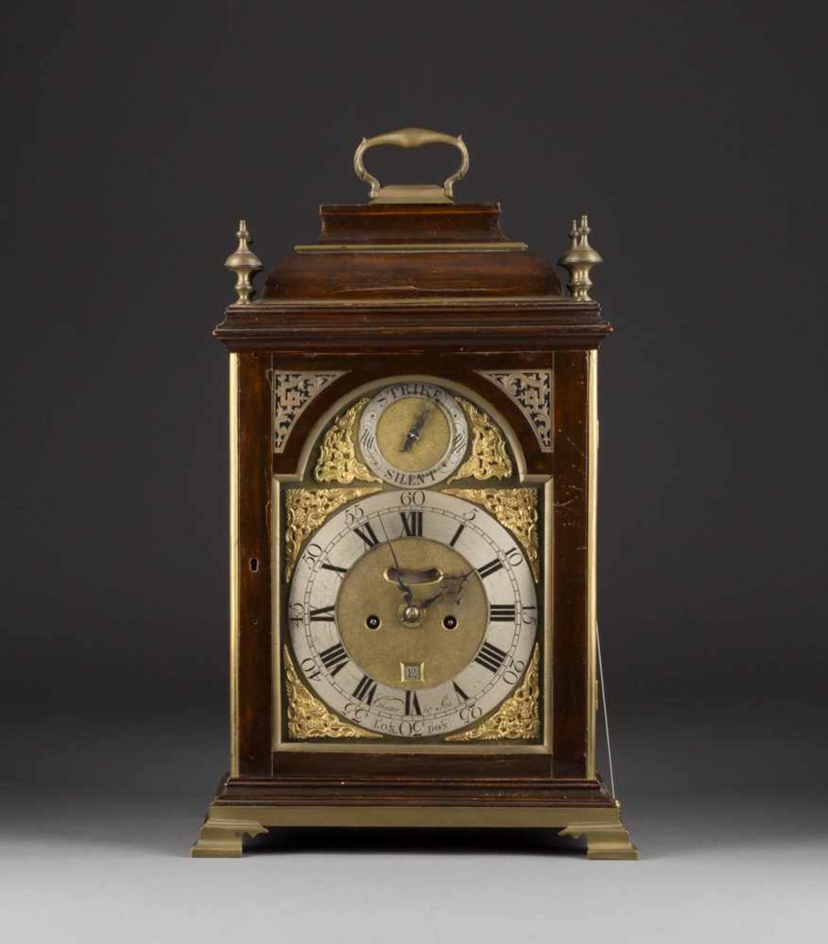 BRACKET-CLOCK England, London, Chater & Son, um 1760/ 1780. Mahagoni, furniert, Messing. H. 54,5 cm.