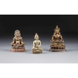 DREITEILIGES KONVOLUT VON BUDDHAS China/Tibet, 18.-19. Jh. Bronze. H. 8 cm-11,5 cm. Zwei Buddhas mit