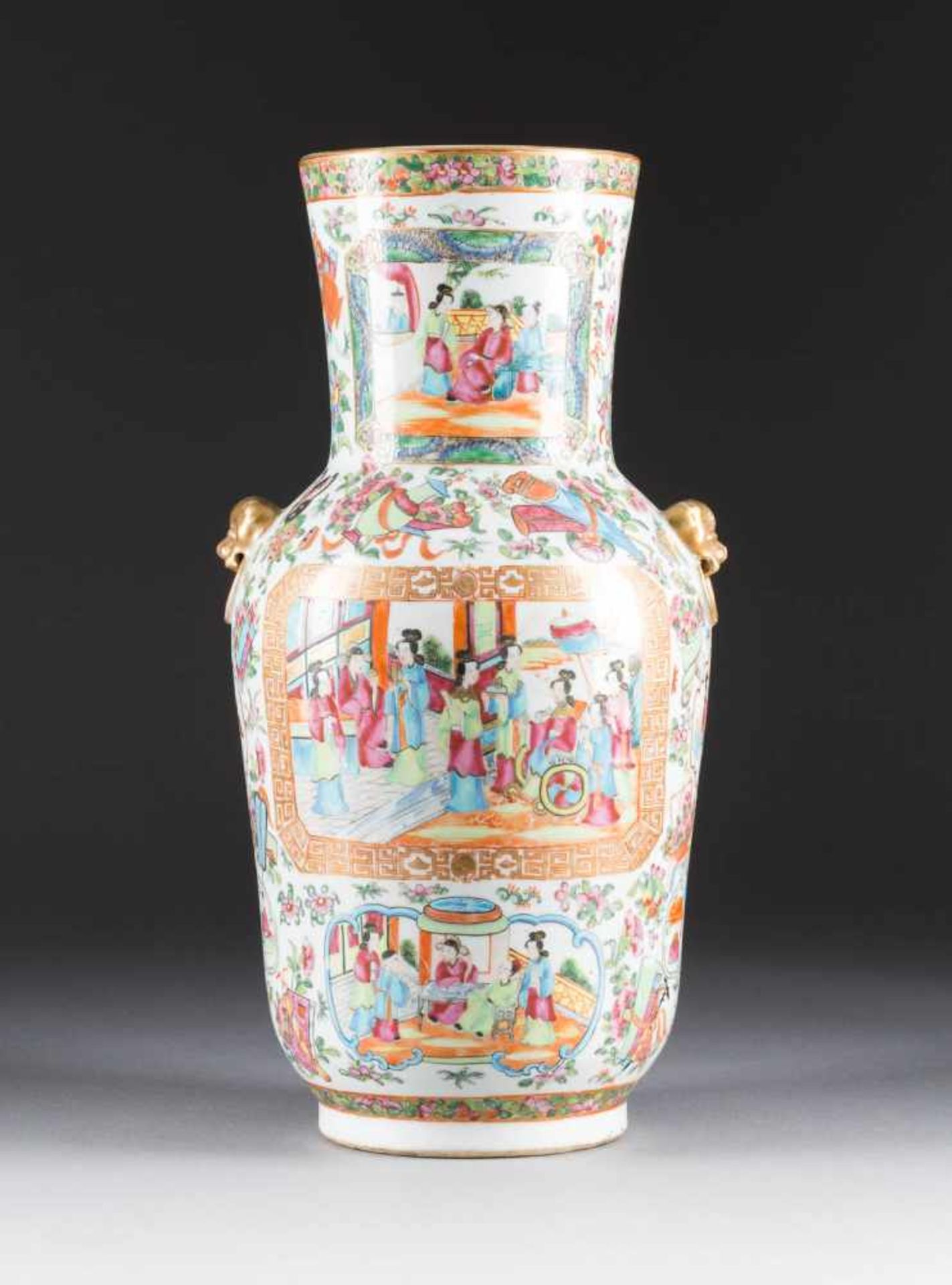 FEINE KANTON-VASE MIT FIGÜRLICHEN SZENEN China, um 1900 Porzellan, polychrome Bemalung,