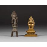 BUDDHA UND PAGODA China, 20. Jh. Bronze, Kupfer (?). H. 11,5 cm-14 cm. Buddha mit Zeichenmarke 'Da-