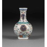 KLEINE VASE MIT LOTOSDEKOR China, spätes 19. Jh. Porzellan, polychrome Aufglasurbemalung,