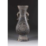 'HU'-FÖRMIGE VASE IM ARCHIAISCHEN STIL China, Qianlong-Periode Ton. H. 48 cm. Mit Siegeln 'Chen