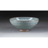 BLAUE SCHALE China, wohl um 1300 Keramik, blaue Laufglasur. H. 9 cm, 21,3 cm. Min. best., part. ber.