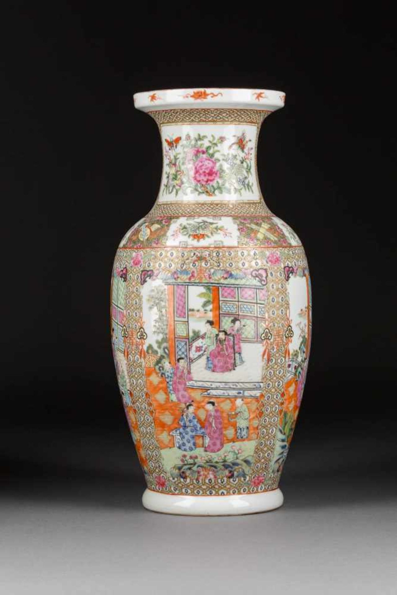 KANTON-VASE MIT FIGÜRLICHEN SZENEN China, um 1900 Porzellan, polychrome Aufglasurbemalung, - Bild 3 aus 4