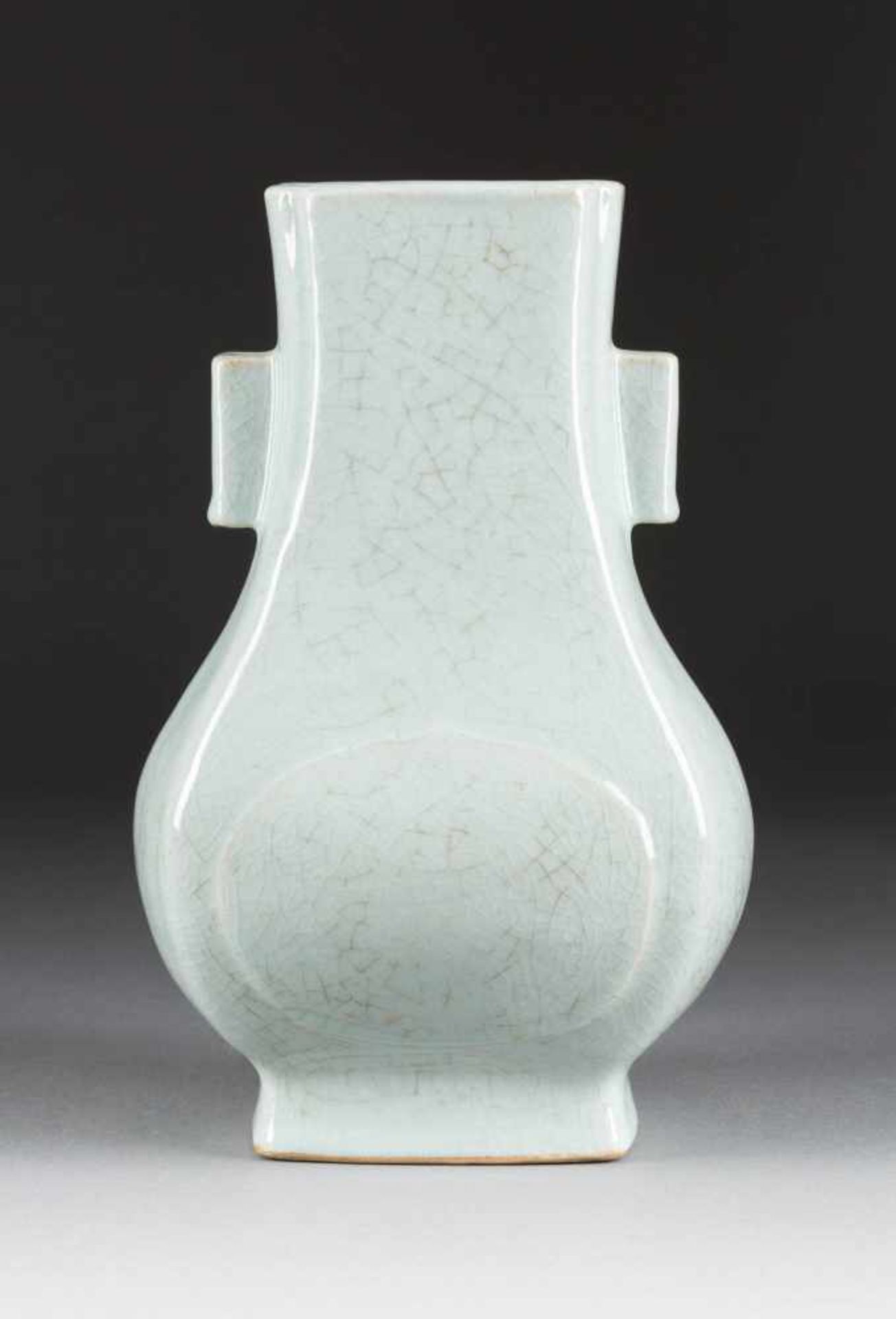 VASE IN 'HU'-FORM China, 20. Jh. Keramik, Ge-Glasur. H. 32 cm. Im Boden Sechs-Zeichen-Marke 'Da-Qing