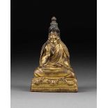 SITZENDER GURU Indien/Nepal, 18. Jh. Bronze, vergoldet. H. 11,5 cm. Im Boden gemarkt. Part. ber.,