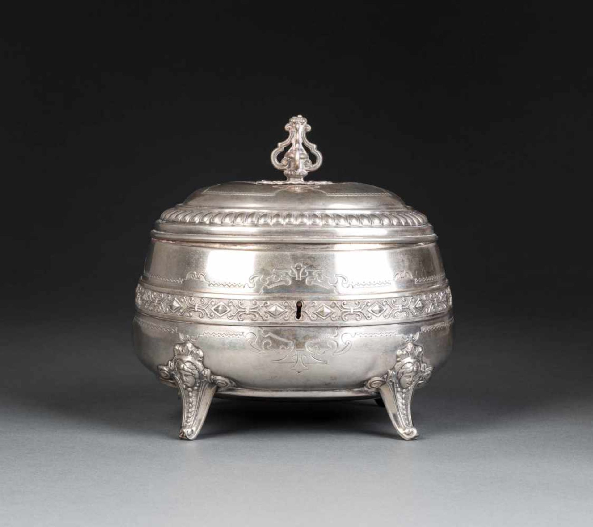 GROSSE DECKELDOSE Deutsch, Berlin, H. Meyen & Co, um 1890 Silber. H. 15,3 cm, 431 g. Punziert mit