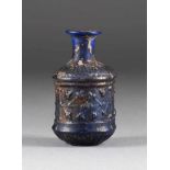 KLEINE ANTIKE FLASCHE Römische Kaiserzeit, 1. Jh. nach Christus Blaues, gemodeltes Glas. H. 8,6