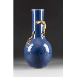 BLAUE VASE MIT DRACHENDEKOR IM RELIEF China, 18./19. Jh. Porzellan, Blaumalerei, Goldstaffage. H.