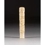 RUNDES ELFENBEIN-ETUI China, um 1900 Elfenbein, geschnitzt. H. 14 cm. Beide Enden zu öffnen, Innen