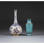 ZWEI CLOISONNÉ-VASEN China, um 1800 und 20. Jh. Email-Cloisonné. H. 17,5 cm-26 cm. Zwei Vasen:
