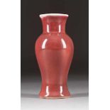 KLEINE VASE MIT OCHSENBLUT-GLASUR China, 18./19. Jh. Porzellan, Ochsenblut-Glasur. H. 18,5 cm.