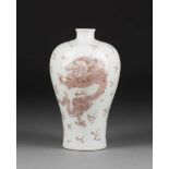 VASE MIT DRACHENDEKOR China, 19. Jh. Porzellan, eisenrote Unterglasurbemalung, grüne Einschlüsse. H.