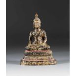 SITZENDER SHAKYAMUNI Thailand, wohl 19. Jh. Bronze, part. vergoldet, part. farbig gefasst. H. 25,4