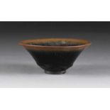 SCHALE MIT HASENFELL-GLASUR China, wohl Song-Dynastie Keramik, craqueliert. H. 5,5 cm, D. 13,2 cm.