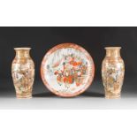 IMARI-SCHALE UND PAAR SATSUMA-VASEN Japan, um 1900 Keramik/Porzellan, polychrome