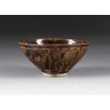 SELTENE TEESCHALE (JIANZHAN) China, Song-Dynastie Keramik, schwarz-braune Glasur. H. ca. 6 cm, D.