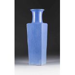 ECKIGE BODENVASE China, wohl 19. Jh. Porzellan, blaue Glasur. H. 50 cm. Im Boden Blatt-Marke.