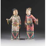 ZWEI TERRAKOTTA-BEAMTENFIGUREN China, Qing-Dynastie Ton, farbig gefasst, craqueliert. H. 46,8 cm-