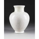 VASE MIT GE-GLASUR China, 19./20. Jh. Keramik, feinmaschig und weitmaschig craqueliert. H. 28,5