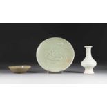 VASE UND ZWEI SCHALEN China, Song-Dynastie Keramik, Seladonglasur, craqueliert. H. 19,5 cm (Vase),