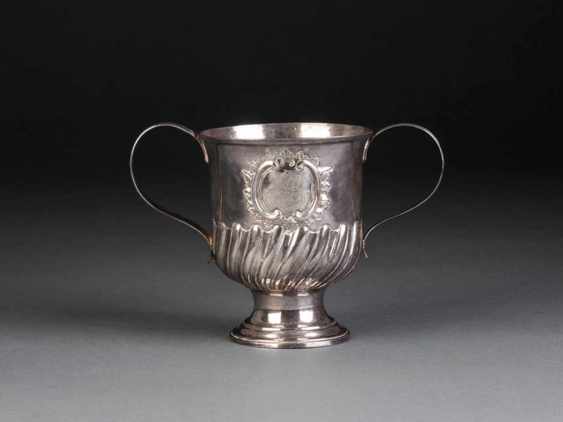 GEORG III-HENKELPOKAL England, London, Walter Tweedie, 1774 Silber, getrieben. H. 12,9 cm, 267 g.