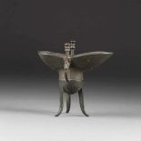 TRINKGEFÄß 'JUE' MIT FABELWESEN China, wohl 19. Jh. Bronze, dunkel patiniert. H. 14 cm. Min. besch.,